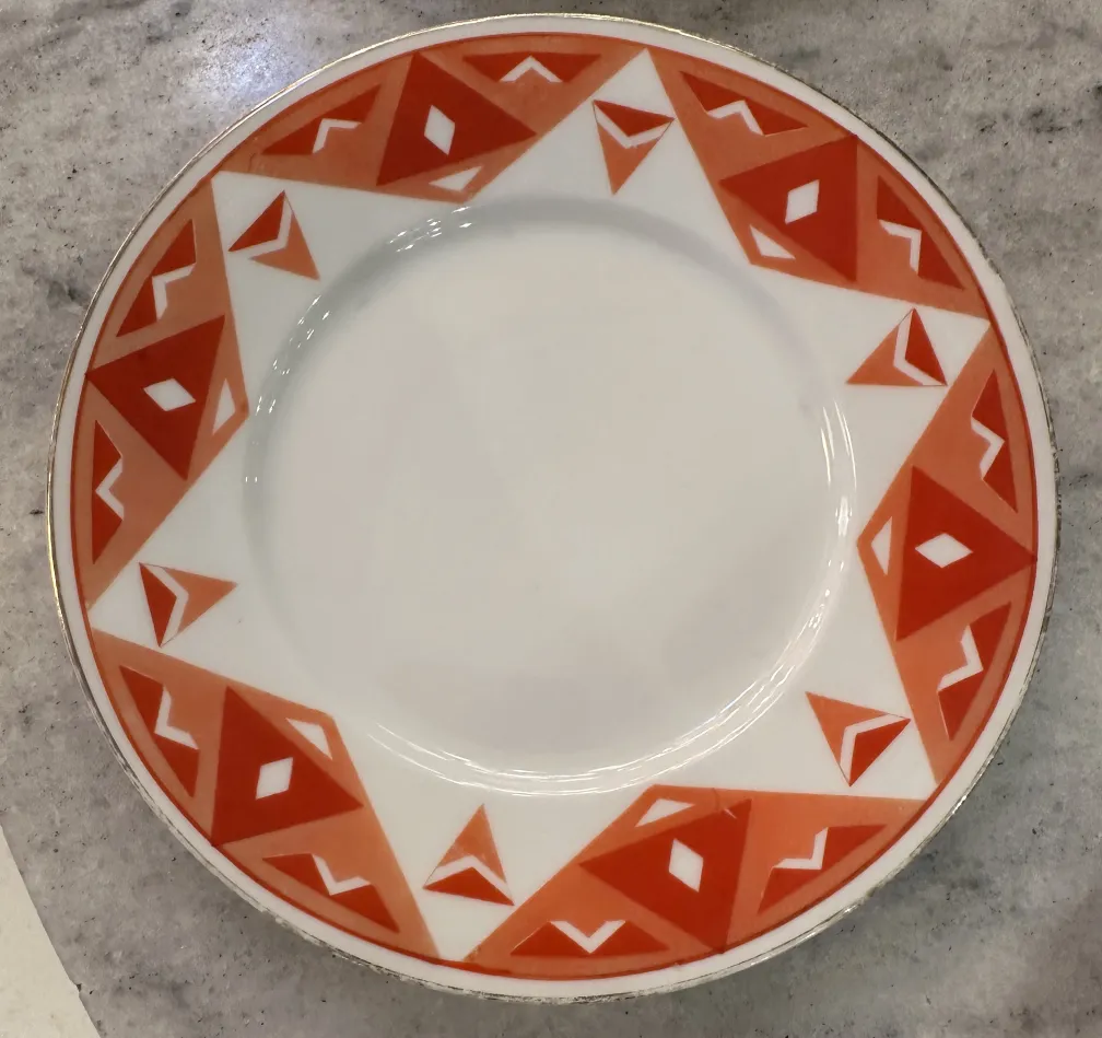 Conjunto de chá antigo Volkstedt com padrões coloridos na mesa.