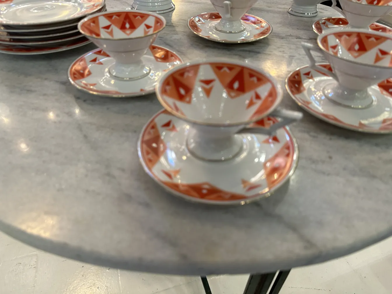 Conjunto de chá antigo Volkstedt com padrões coloridos na mesa.