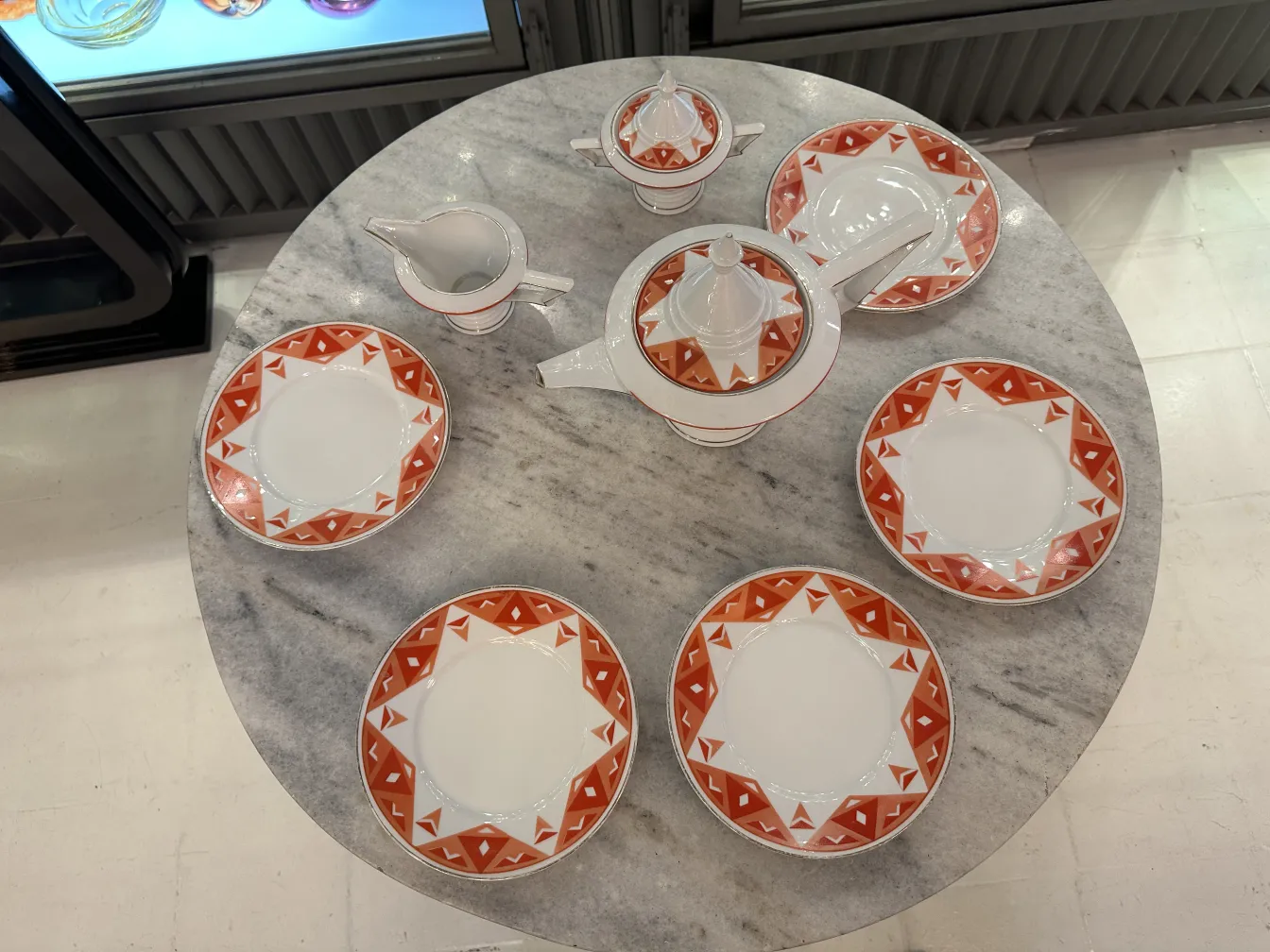 Conjunto de chá antigo Volkstedt com padrões coloridos na mesa.