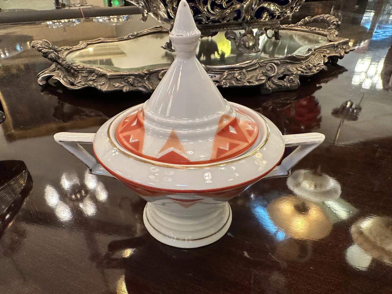 Service à thé ancien Volkstedt avec motifs colorés sur la table.