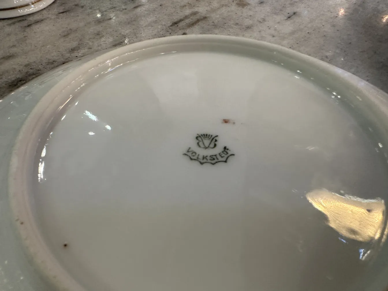 Conjunto de chá antigo Volkstedt com padrões coloridos na mesa.