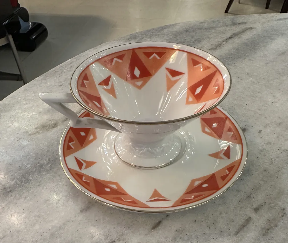 Conjunto de chá antigo Volkstedt com padrões coloridos na mesa.