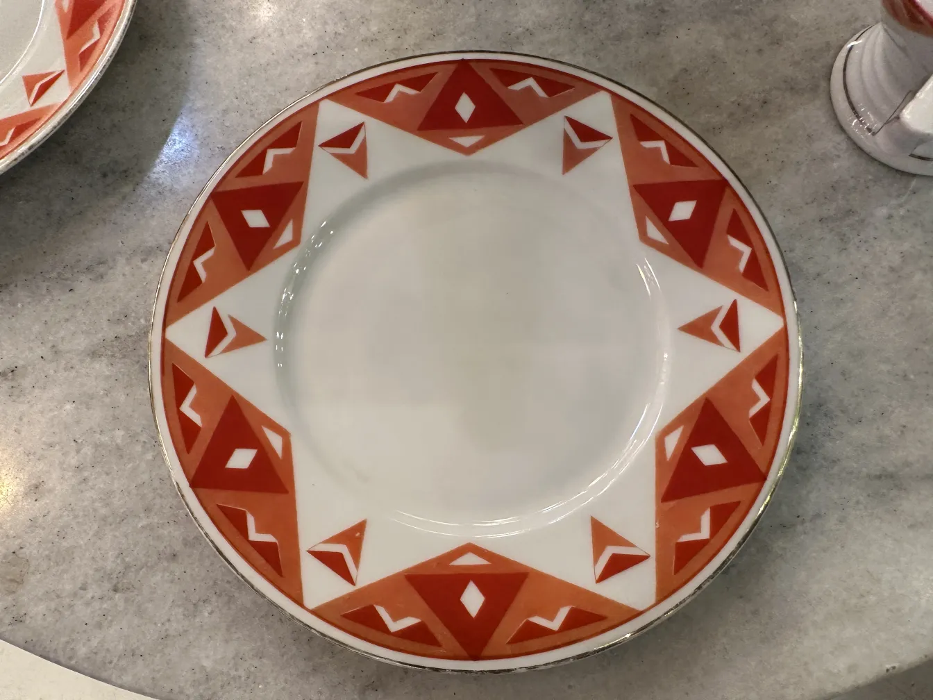 Conjunto de chá antigo Volkstedt com padrões coloridos na mesa.