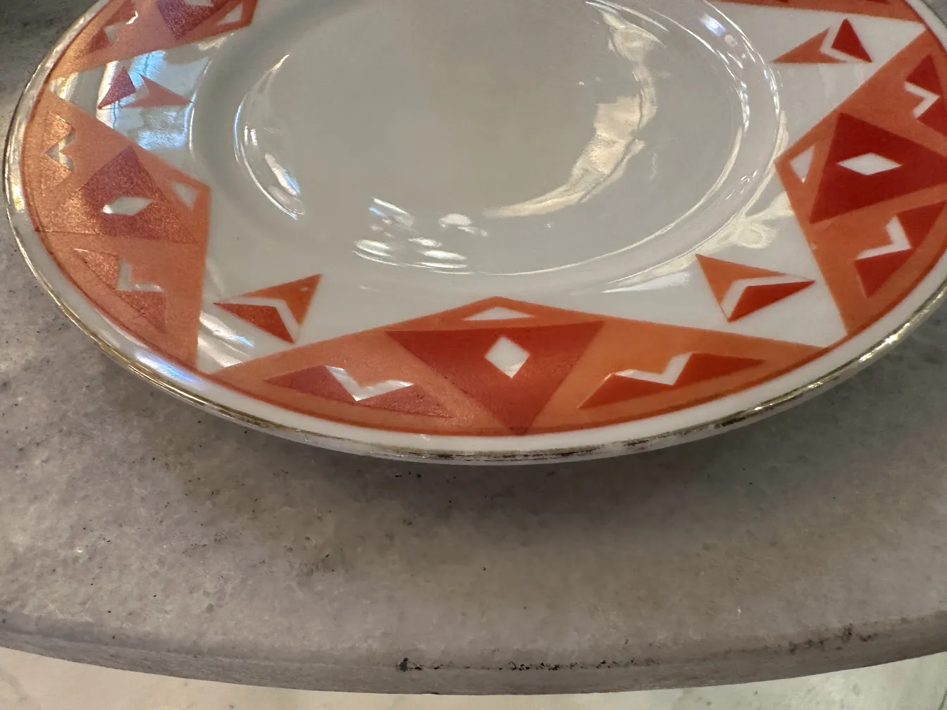 Conjunto de chá antigo Volkstedt com padrões coloridos na mesa.