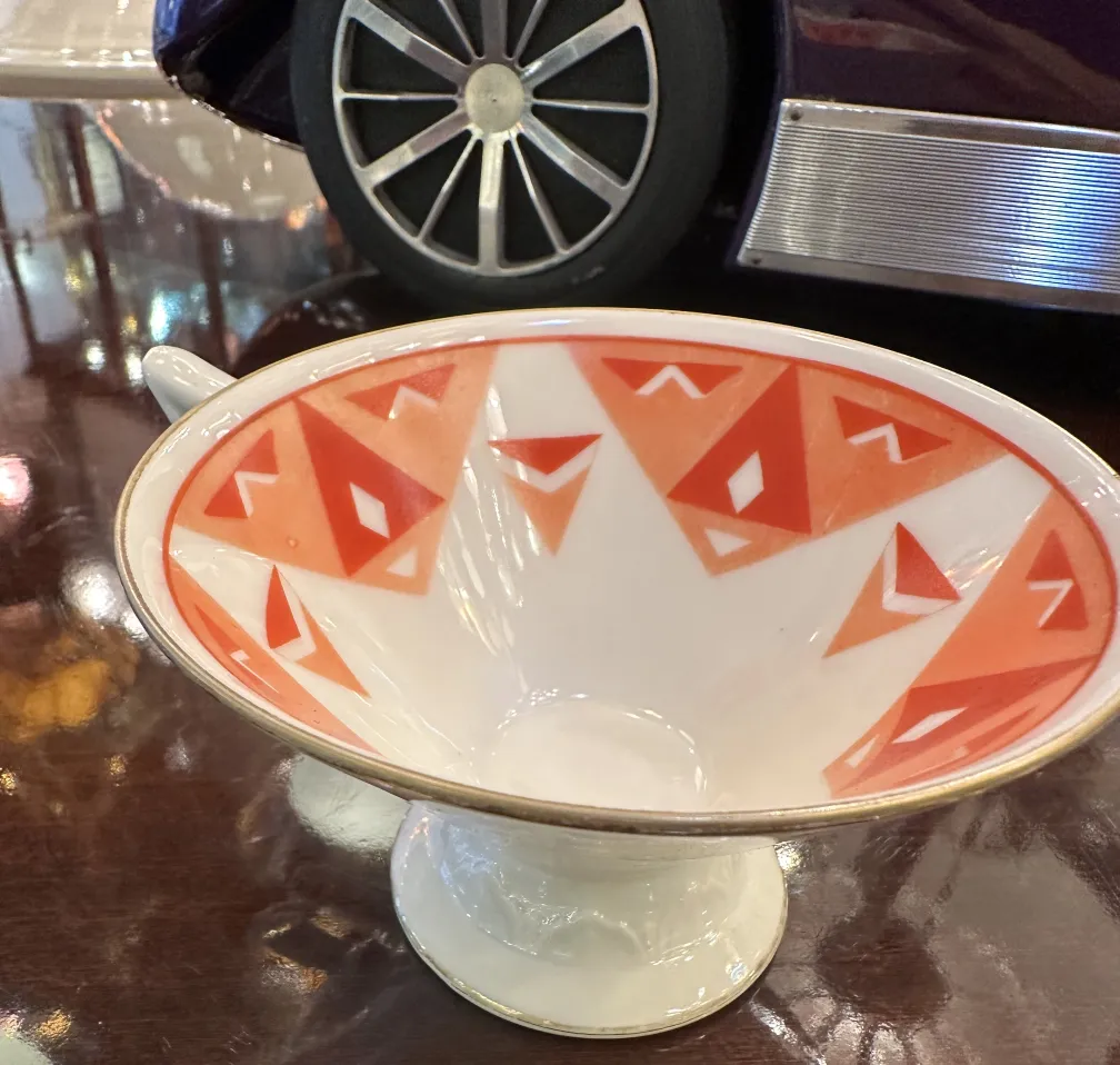 Conjunto de chá antigo Volkstedt com padrões coloridos na mesa.