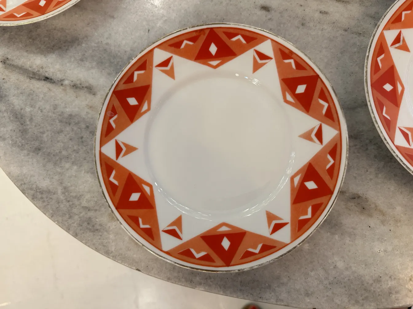 Conjunto de chá antigo Volkstedt com padrões coloridos na mesa.
