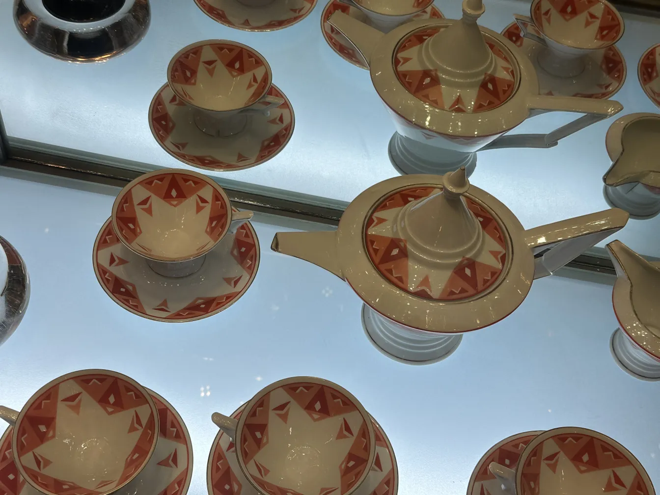 Conjunto de chá antigo Volkstedt com padrões coloridos na mesa.