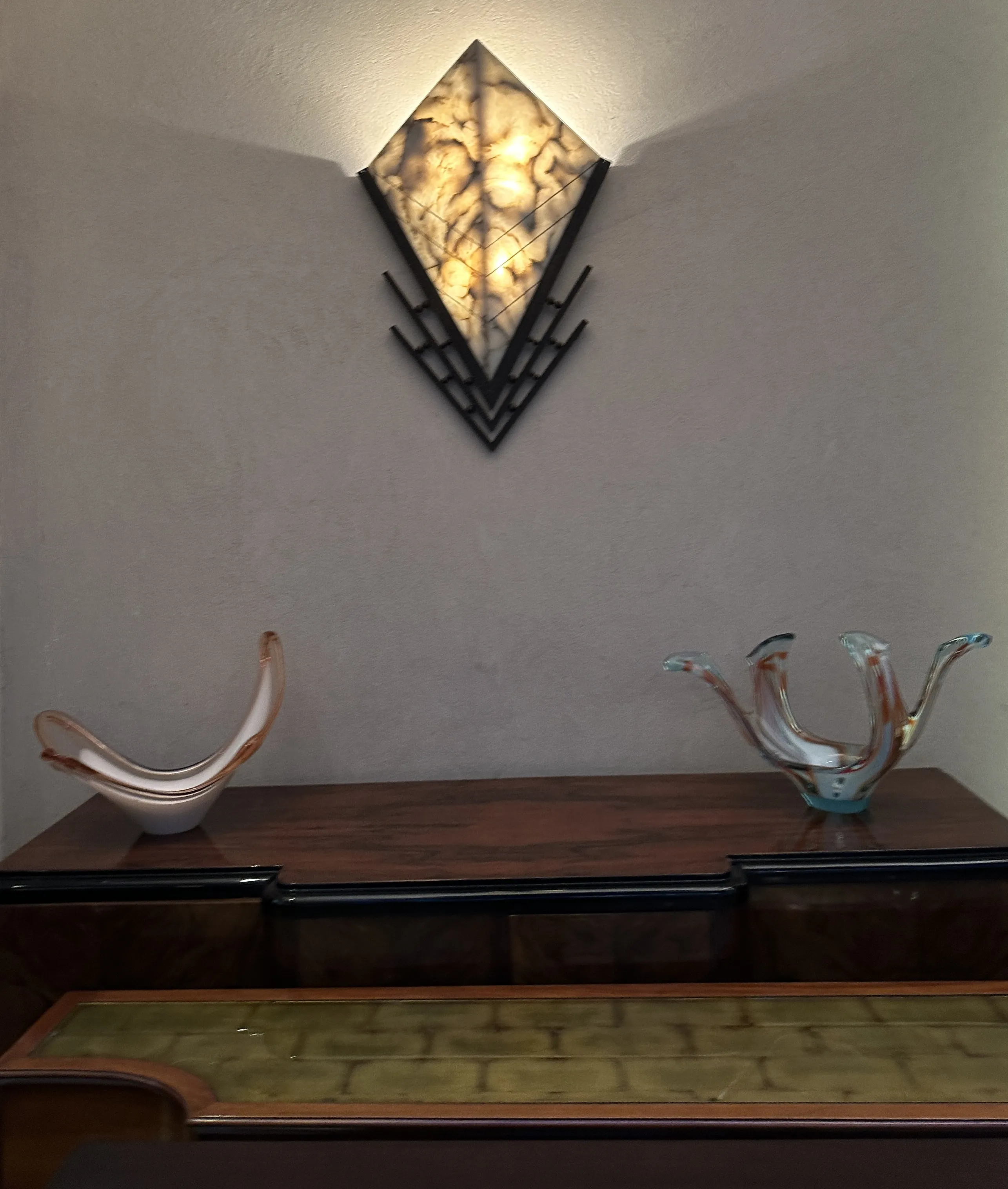 Antiguo par de apliques con diseño decorativo, iluminando un entorno elegante.