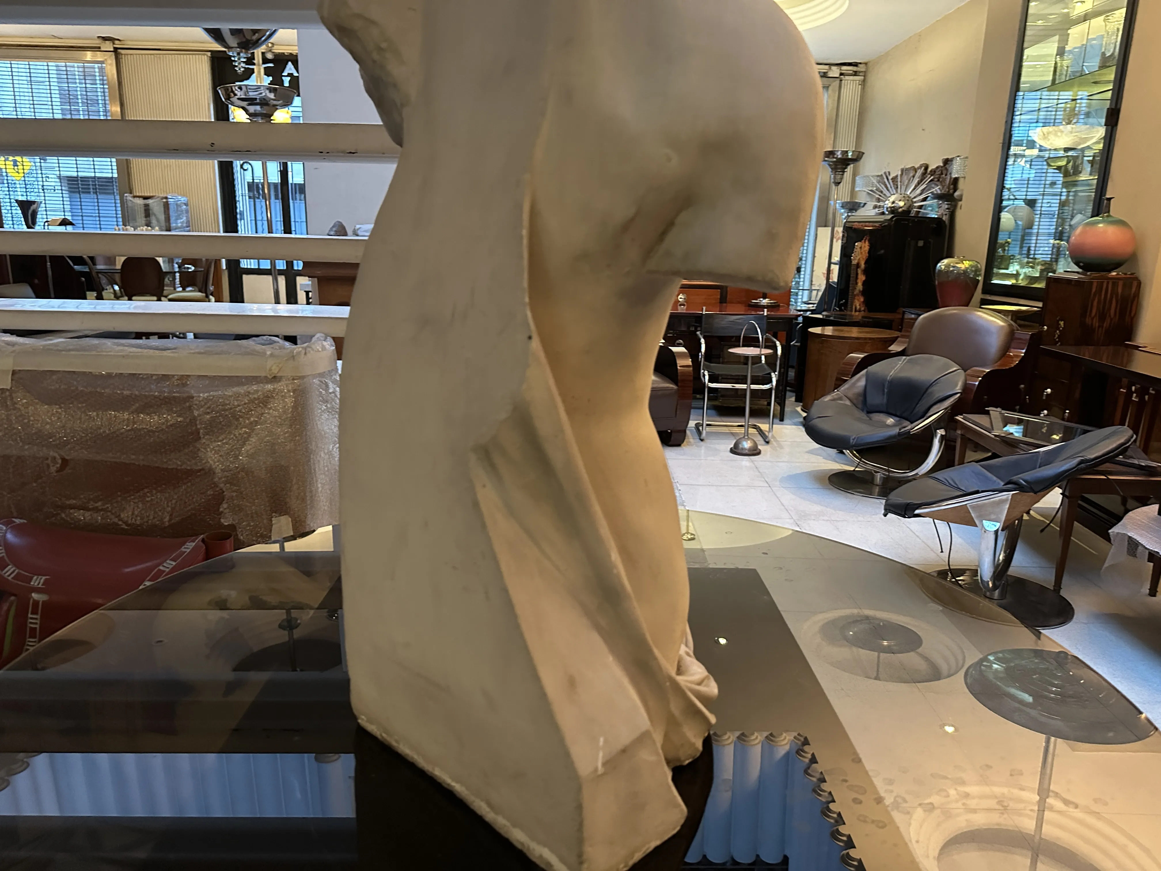 Detalhes de uma escultura antiga com fundo decorativo