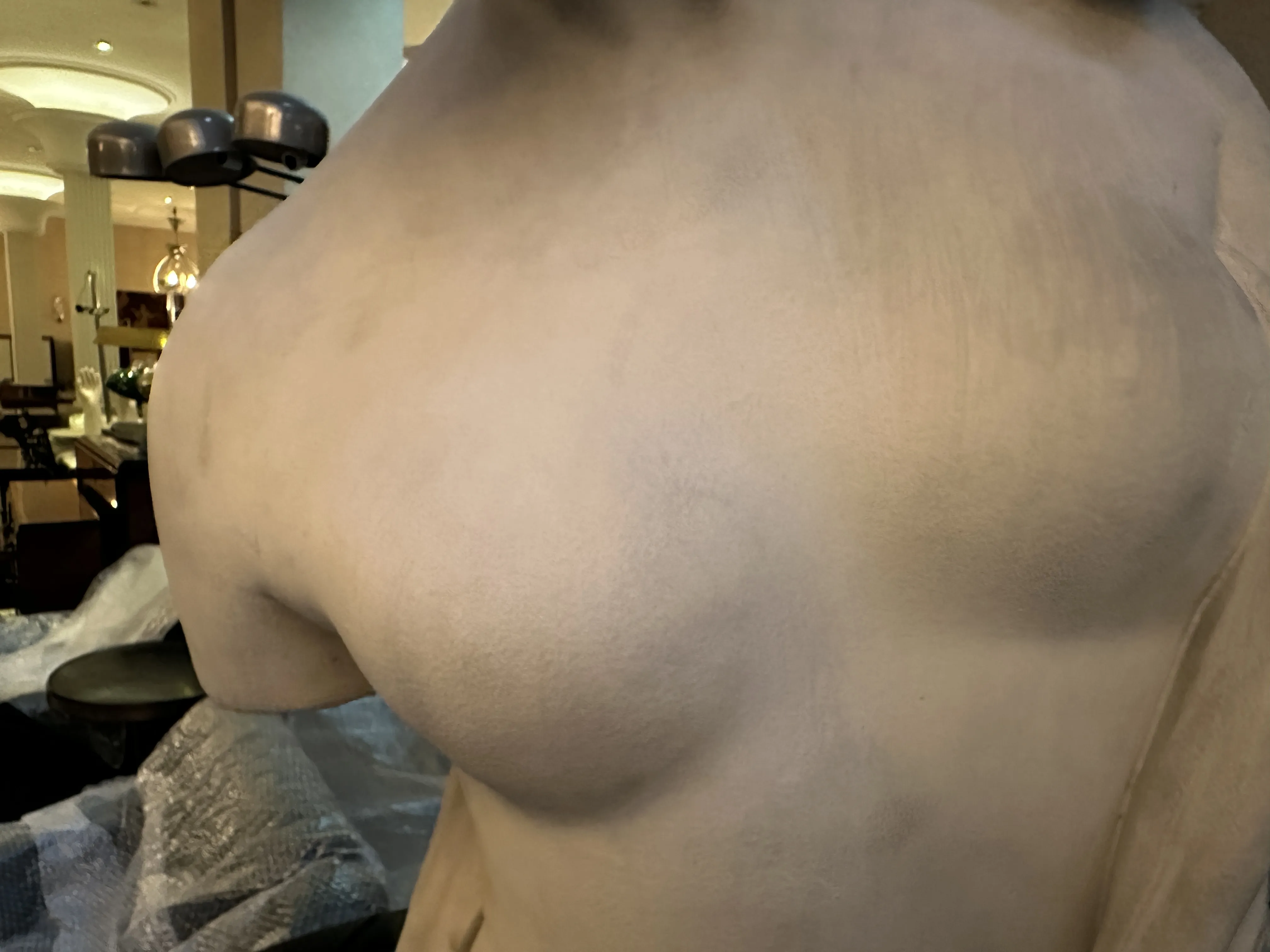 dettaglio di una scultura antica con forme morbide