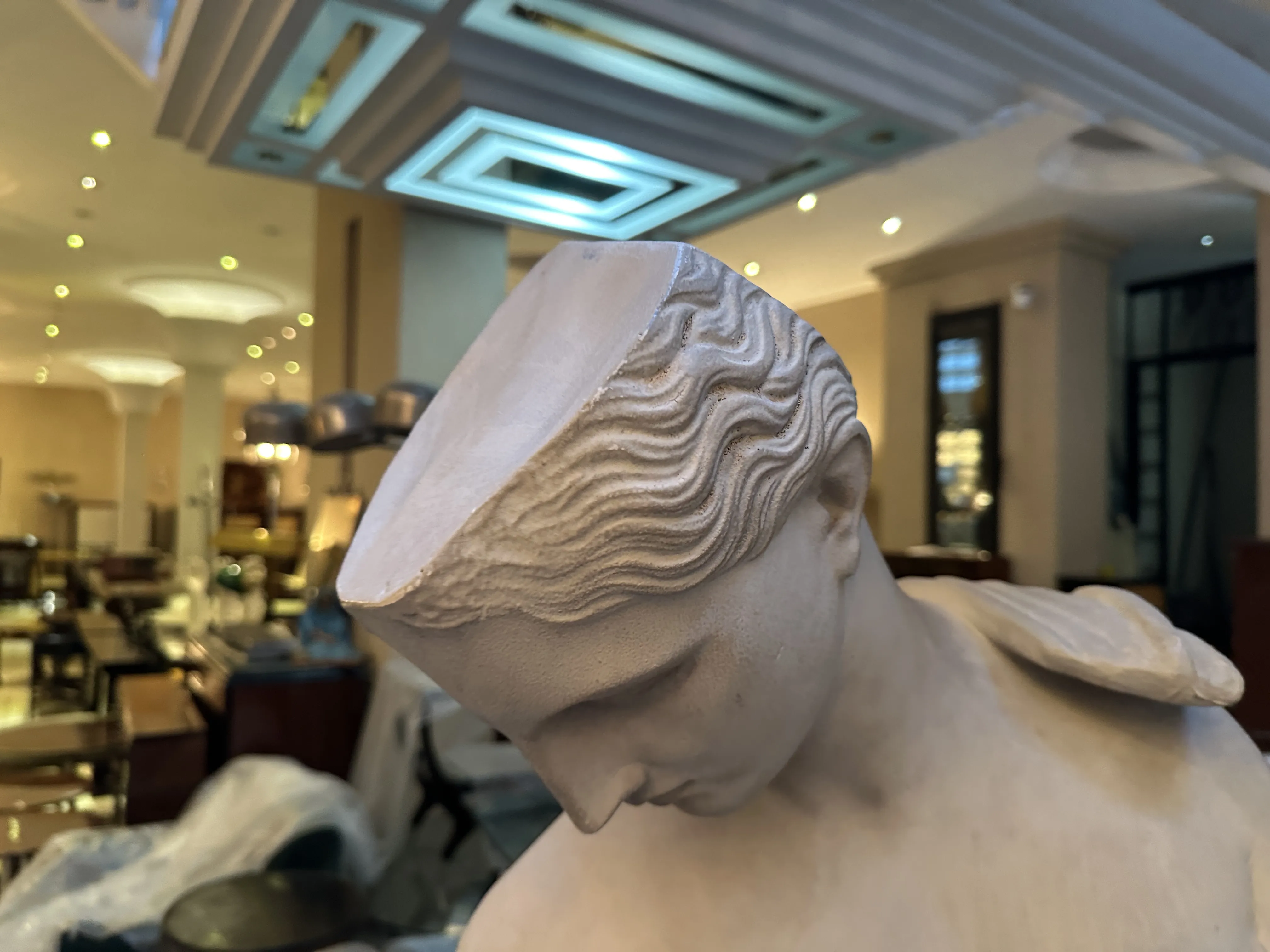 scultura antica con figura di profilo