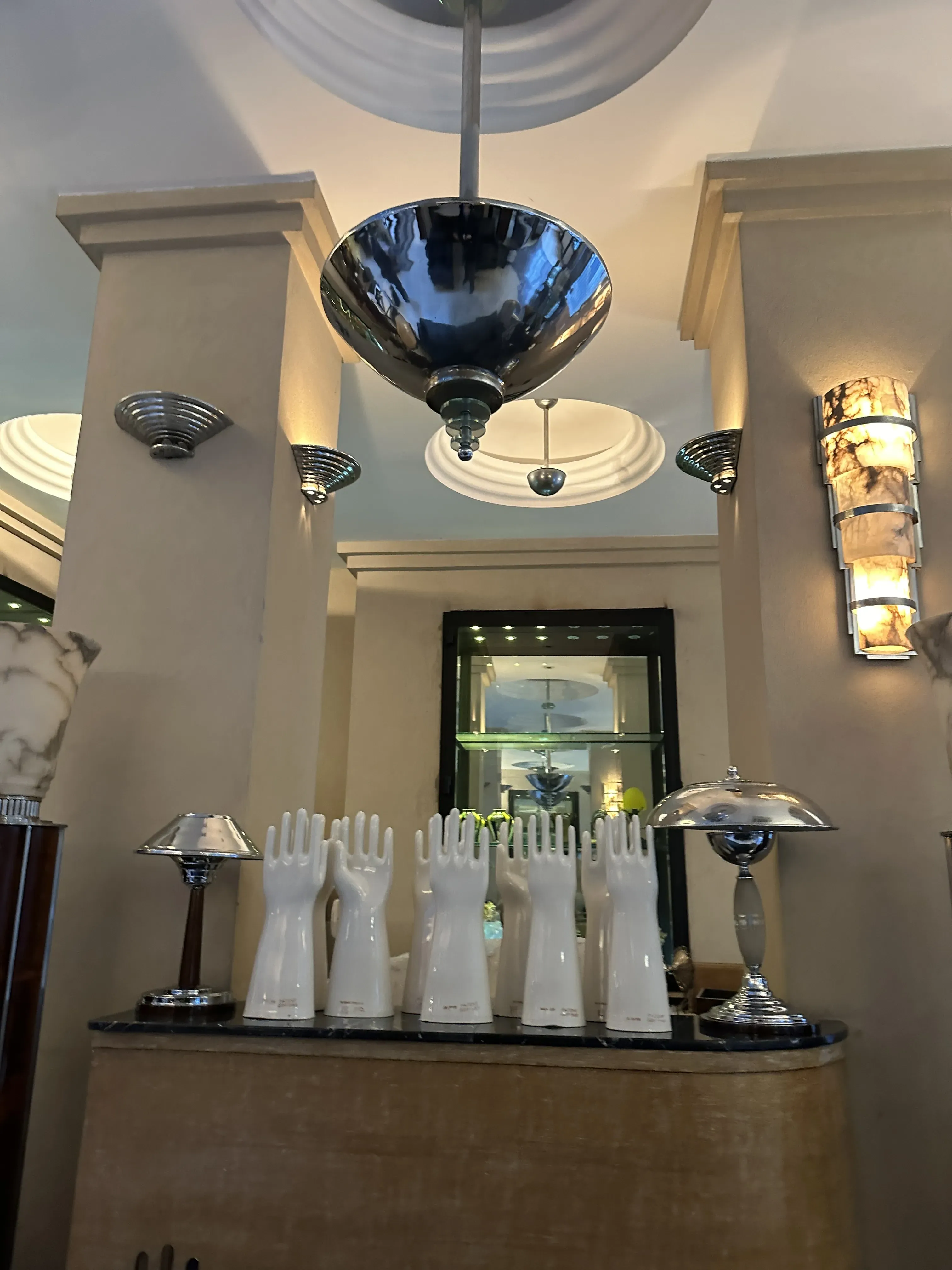 deux lustres anciens dans un cadre élégant