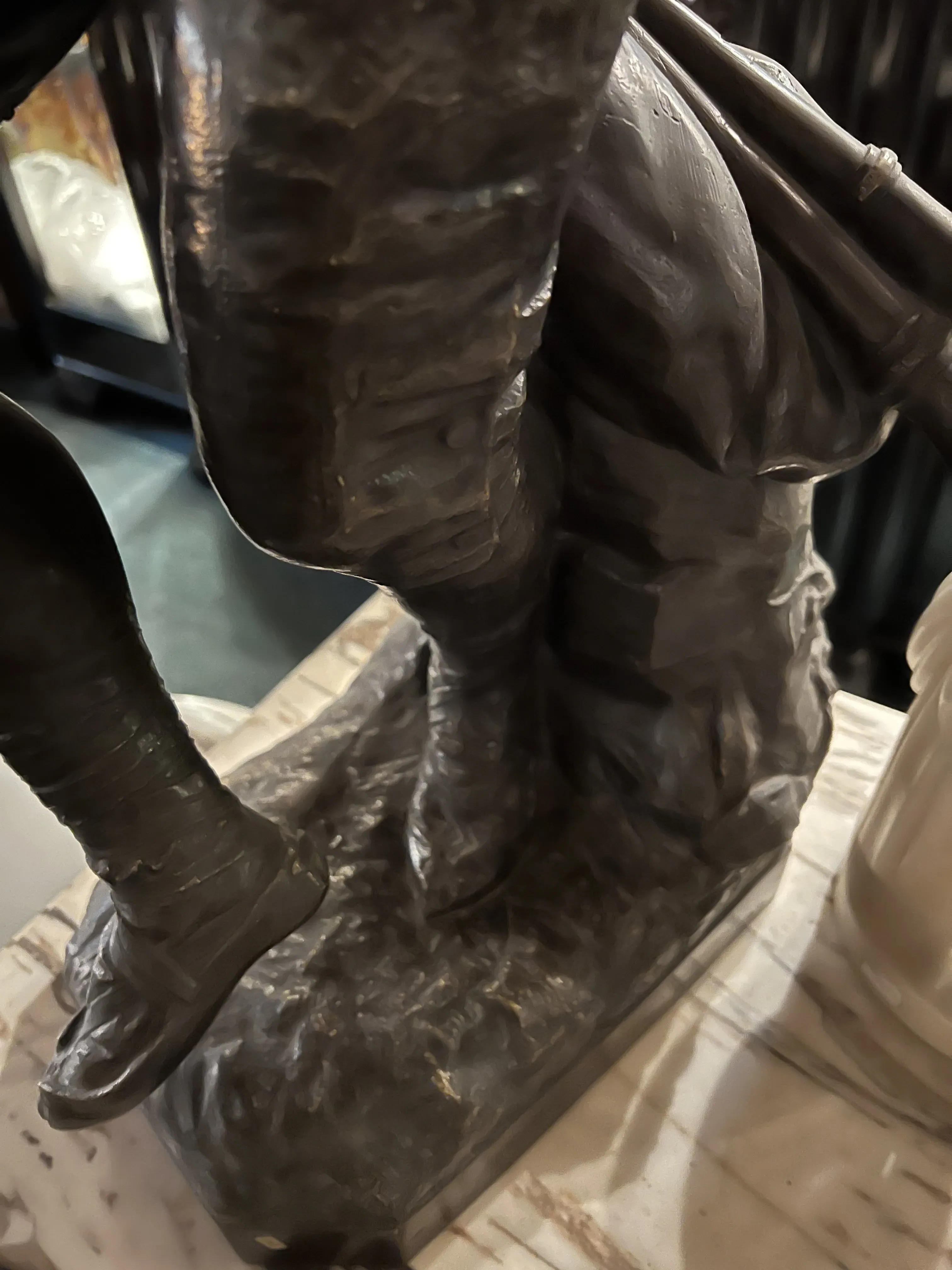 detalhes de escultura antiga com base decorativa