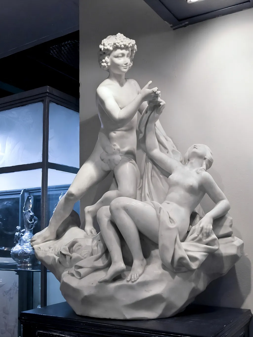 escultura antigua de dos figuras humanas en acción