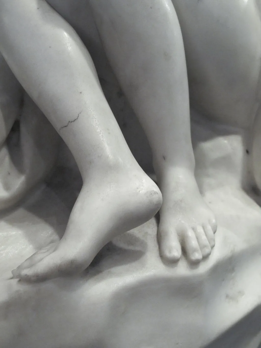 escultura antigua de dos figuras humanas en acción