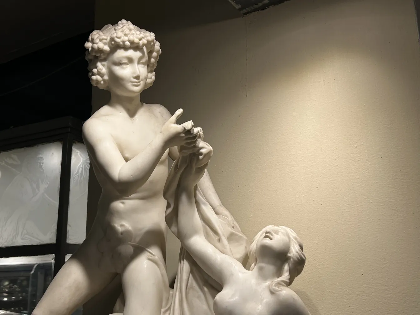 escultura antigua de dos figuras humanas en acción