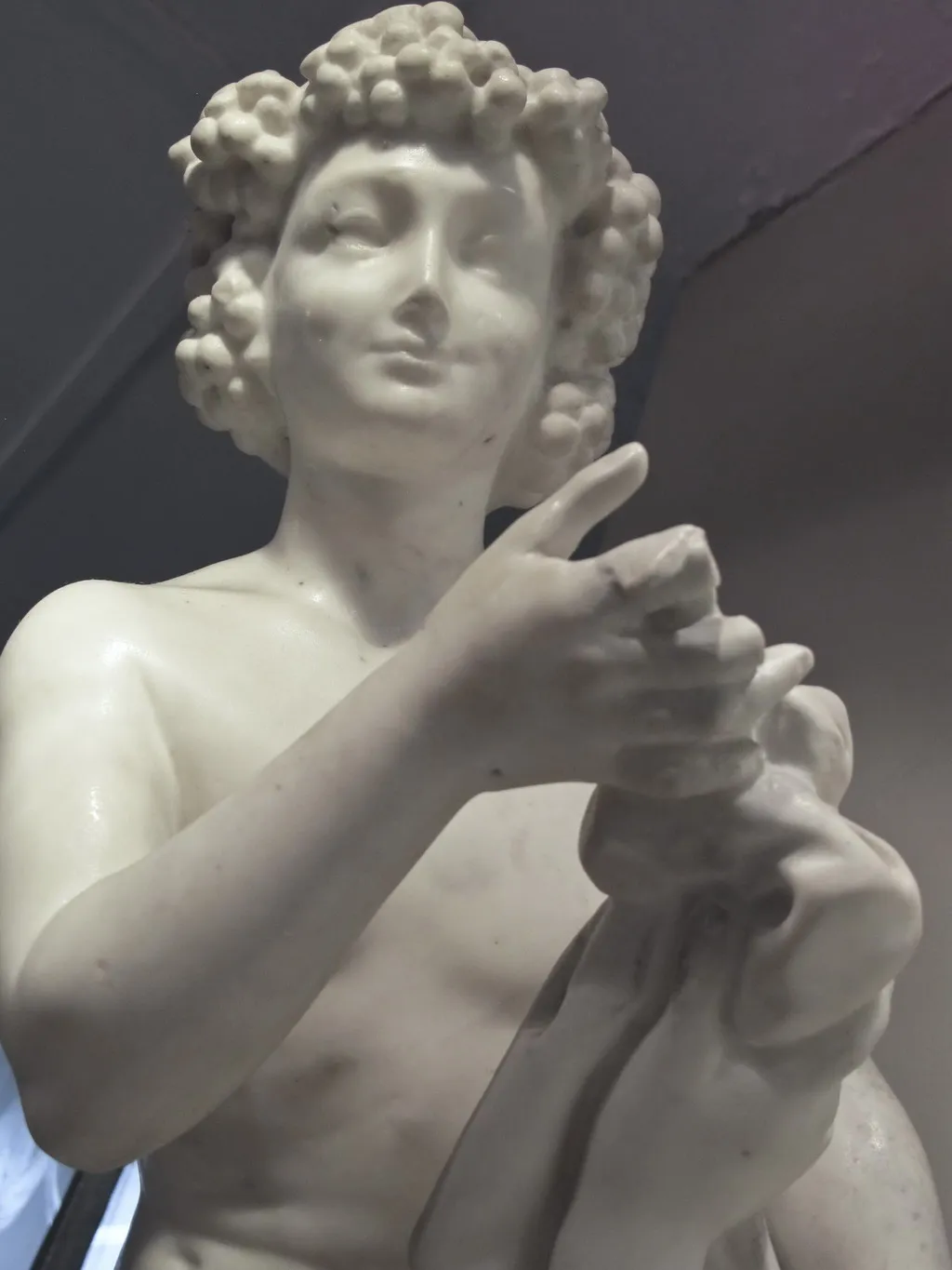 escultura antigua de dos figuras humanas en acción