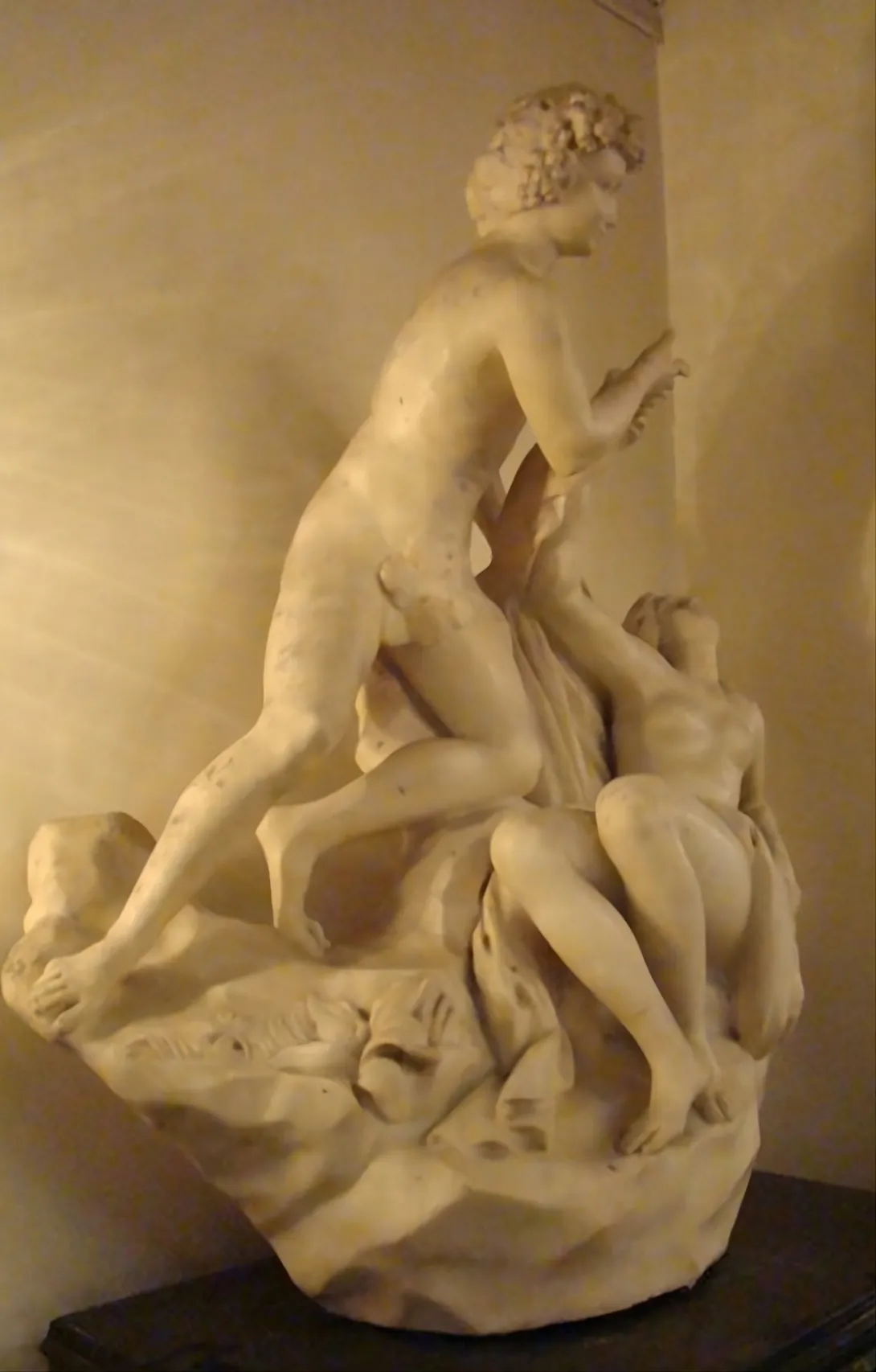 scultura antica di due figure umane in azione