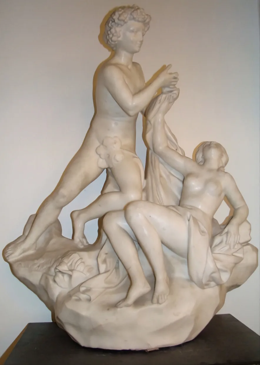 escultura antigua de dos figuras humanas en acción