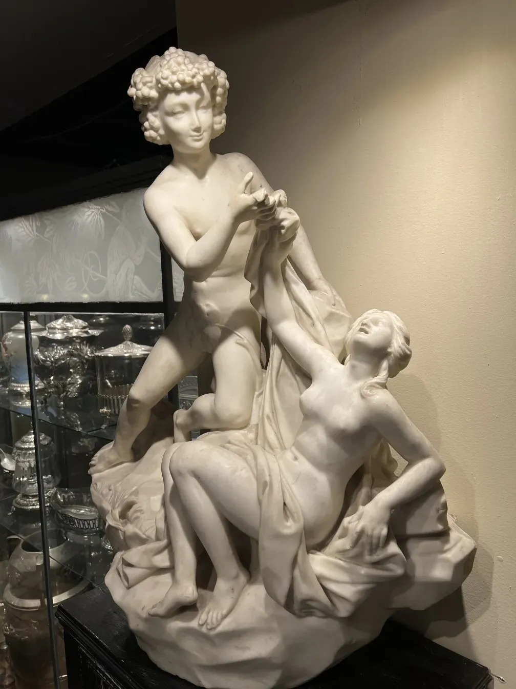 escultura antigua de dos figuras humanas en acción