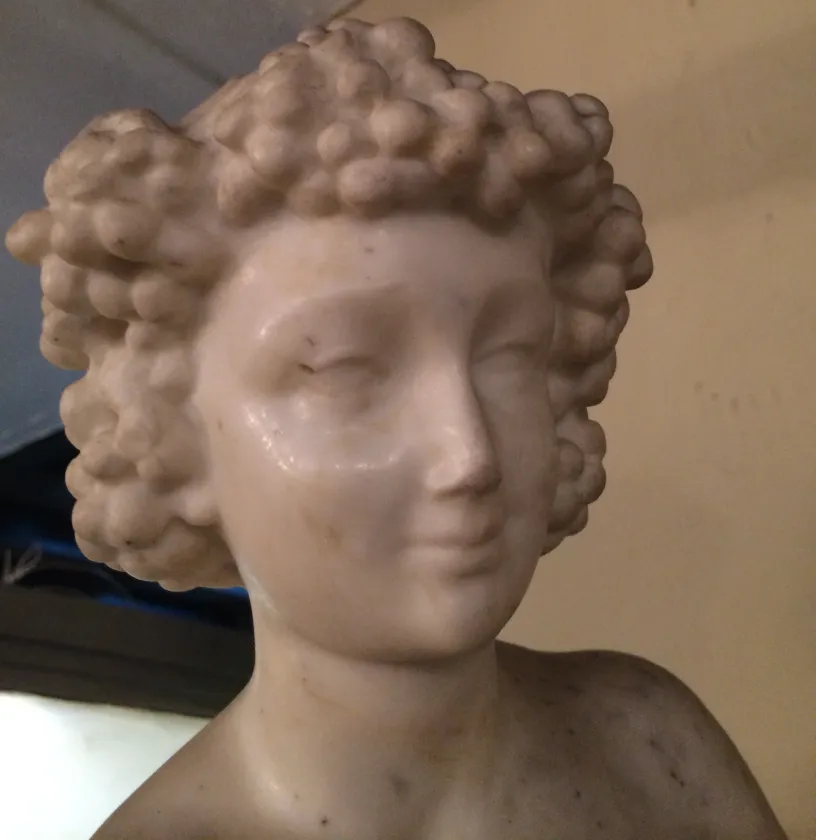 scultura antica di due figure umane in azione
