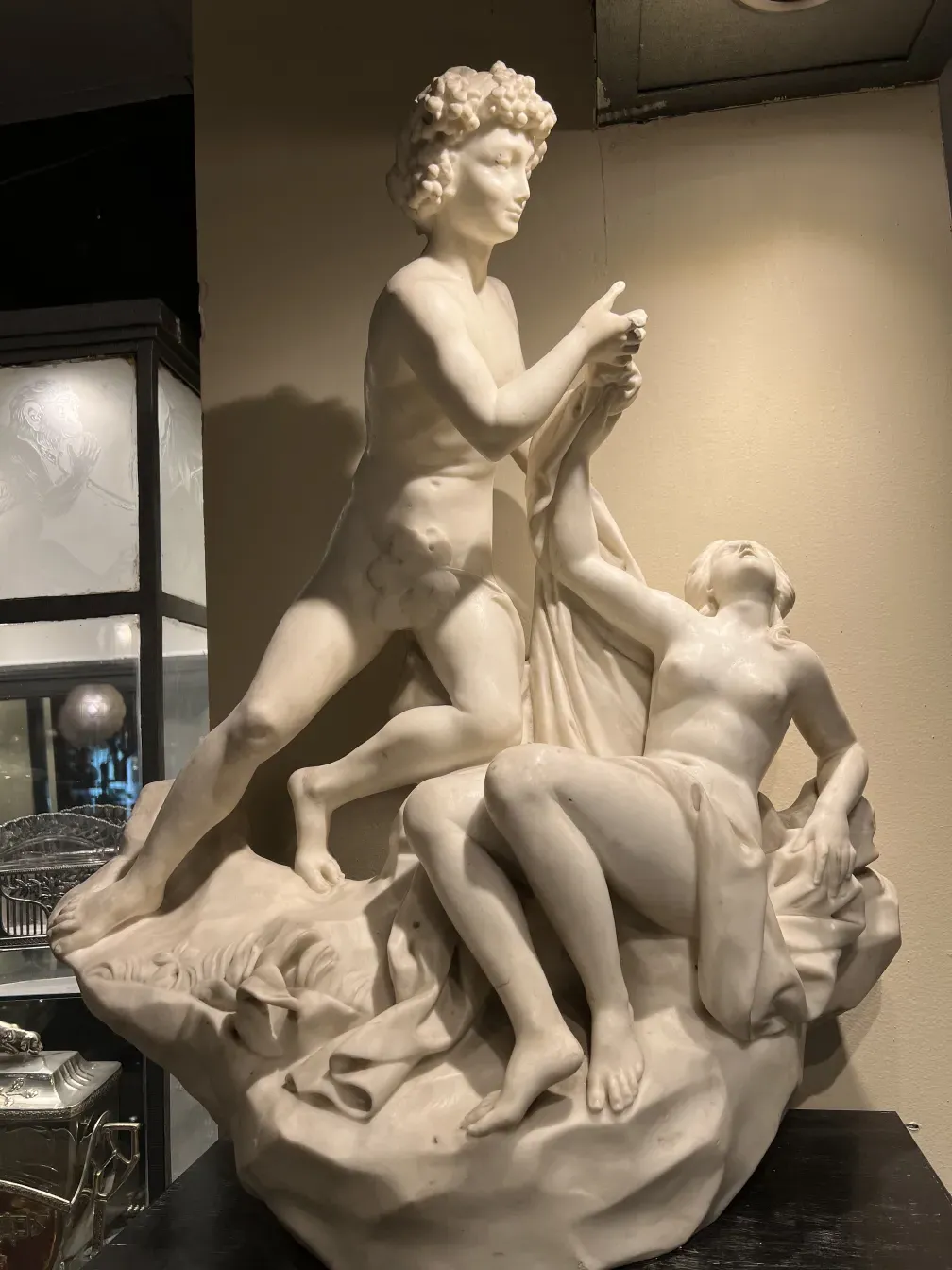 escultura antigua de dos figuras humanas en acción