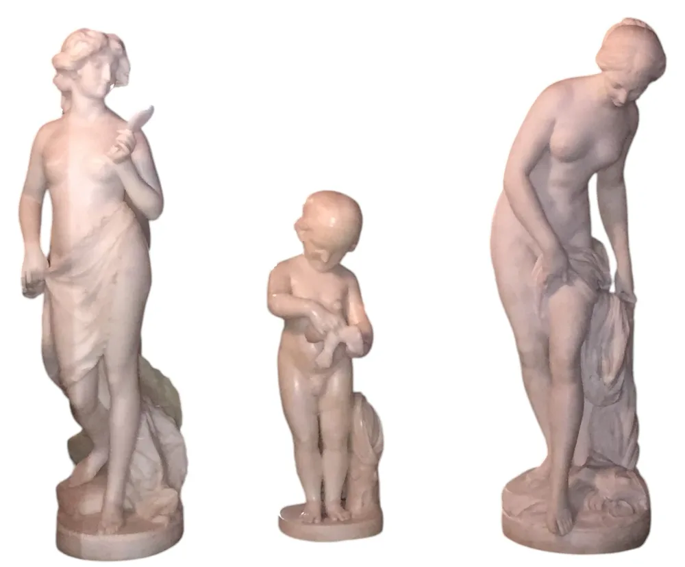escultura antiga de uma criança segurando um pássaro