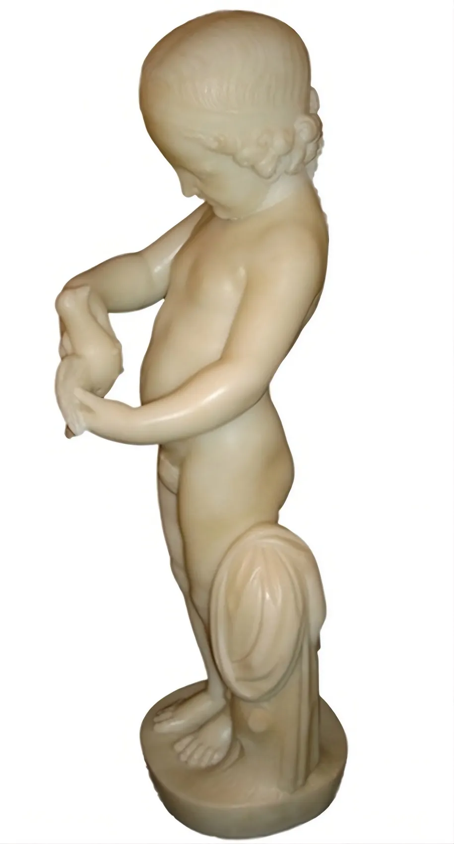 escultura antigua de un niño sosteniendo un pájaro
