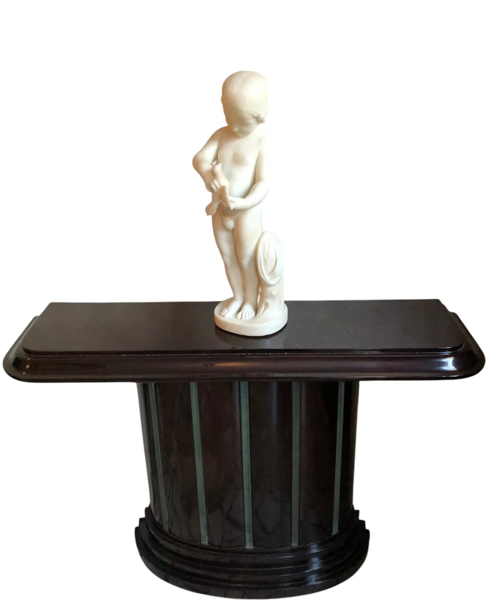 escultura antiga de uma criança segurando um pássaro