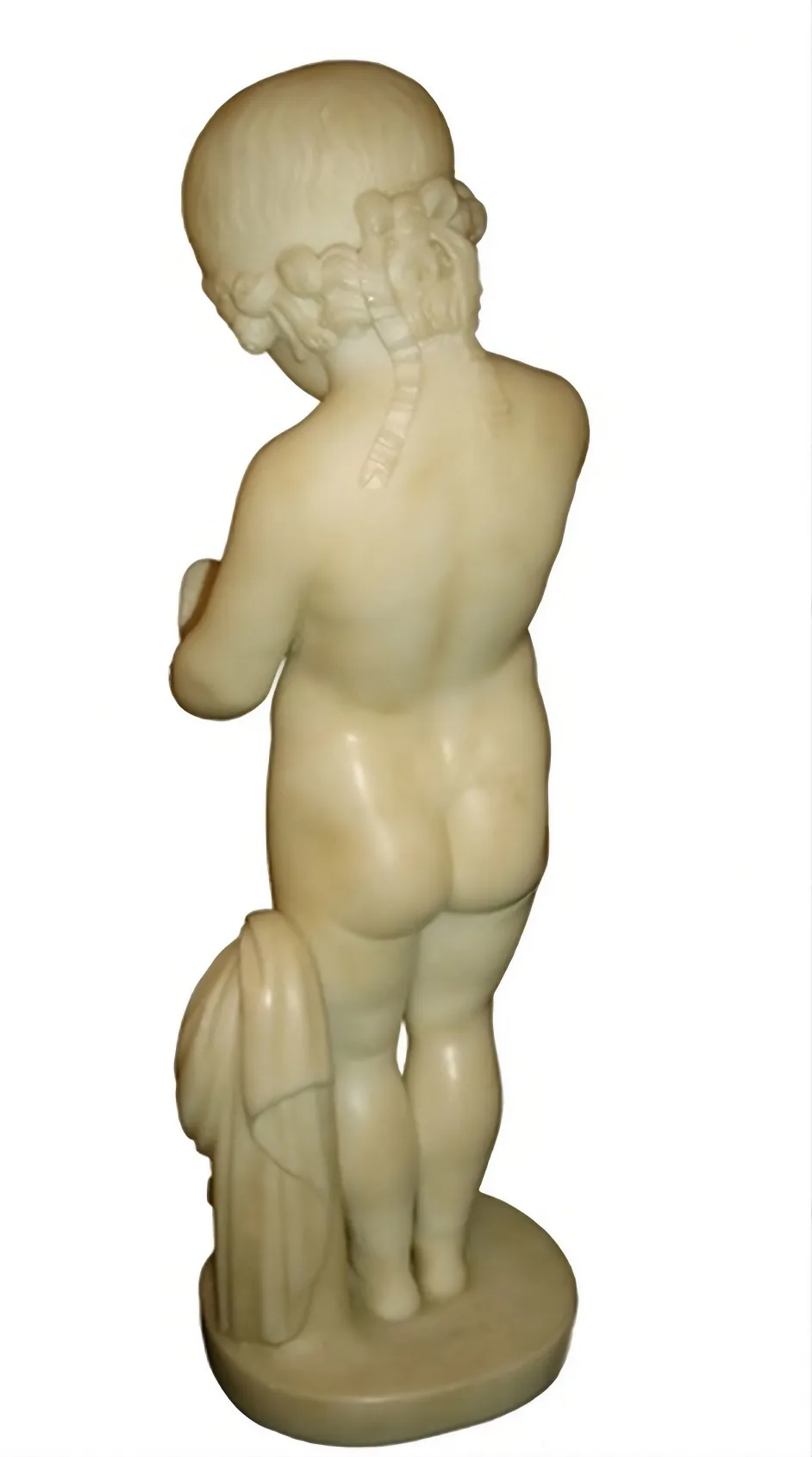 escultura antigua de un niño sosteniendo un pájaro