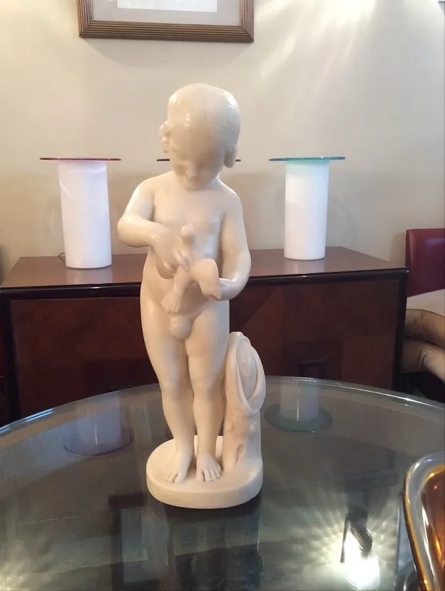 escultura antiga de uma criança segurando um pássaro