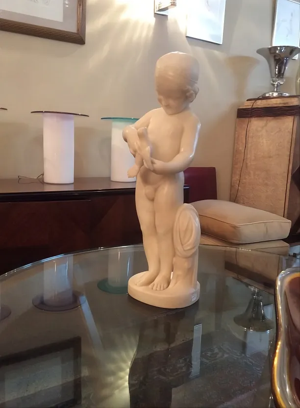 escultura antiga de uma criança segurando um pássaro