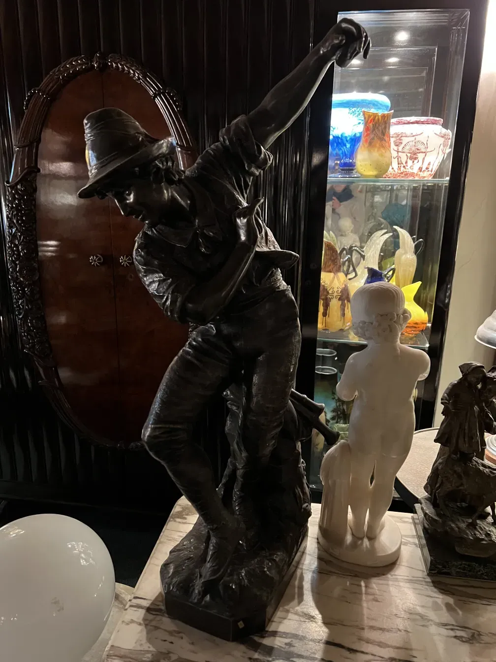 escultura antiga de uma criança segurando um pássaro