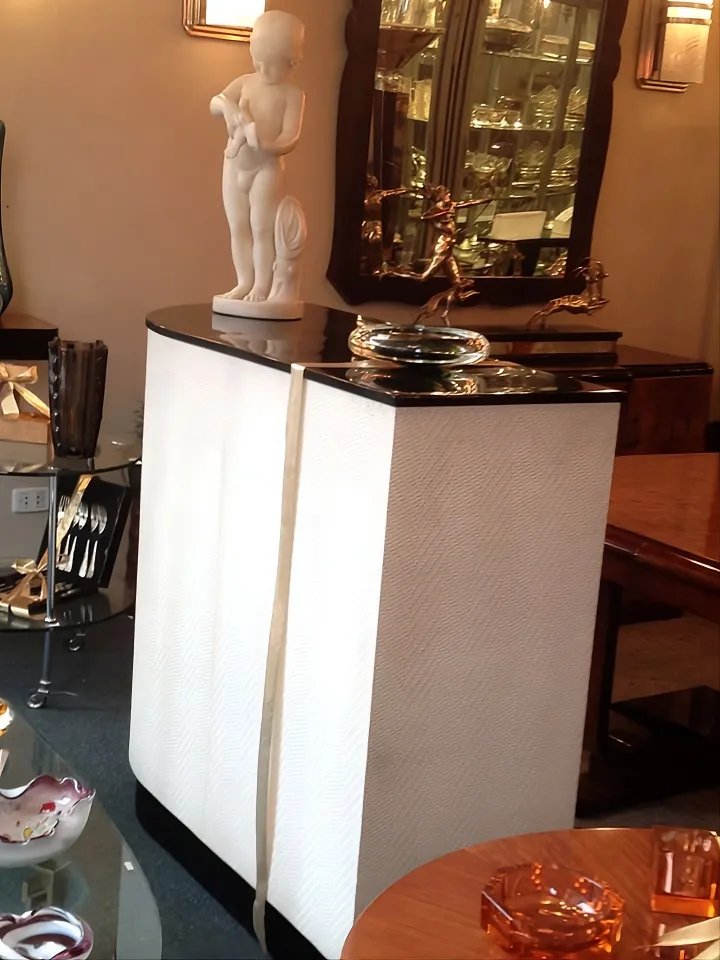 escultura antigua de un niño sosteniendo un pájaro