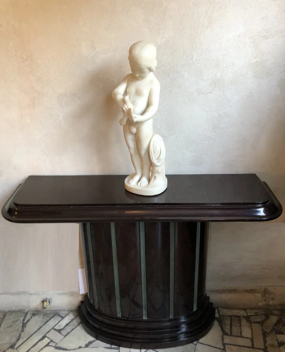 escultura antigua de un niño sosteniendo un pájaro
