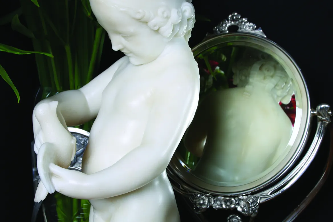 escultura antiga de uma criança segurando um pássaro
