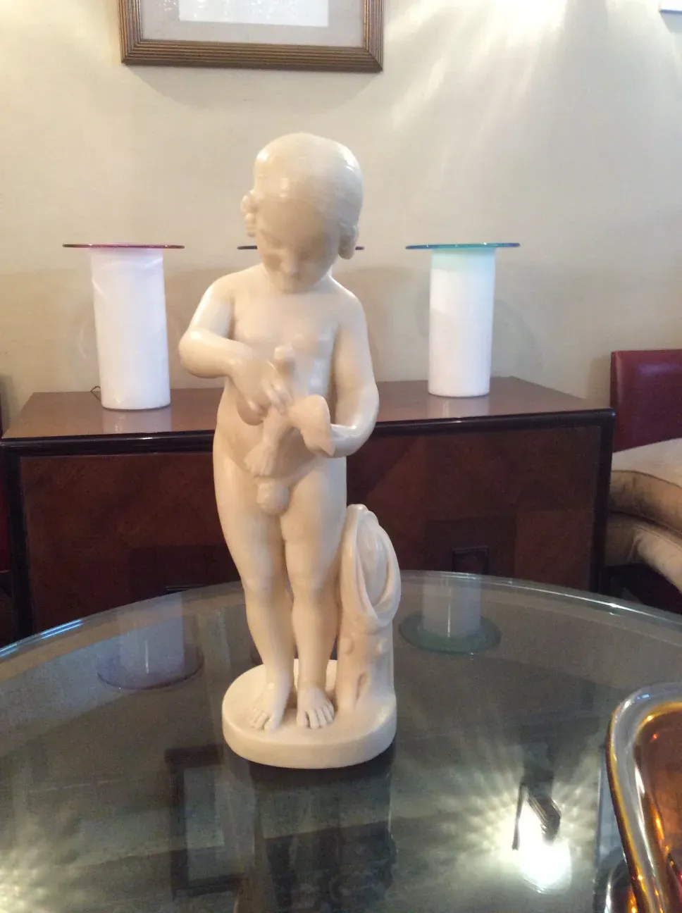 escultura antiga de uma criança segurando um pássaro