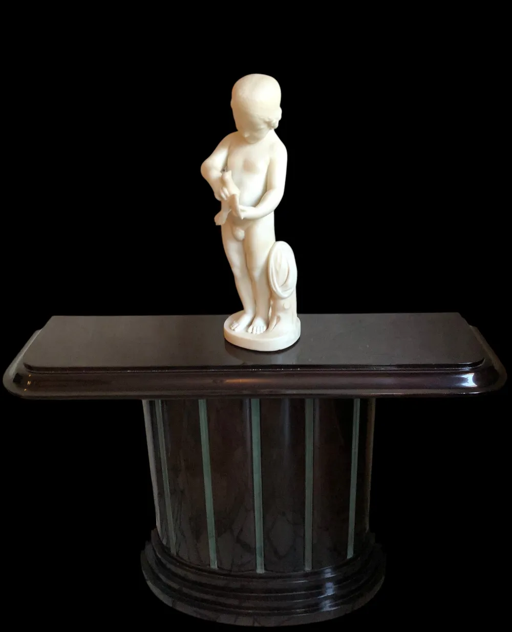 escultura antiga de uma criança segurando um pássaro