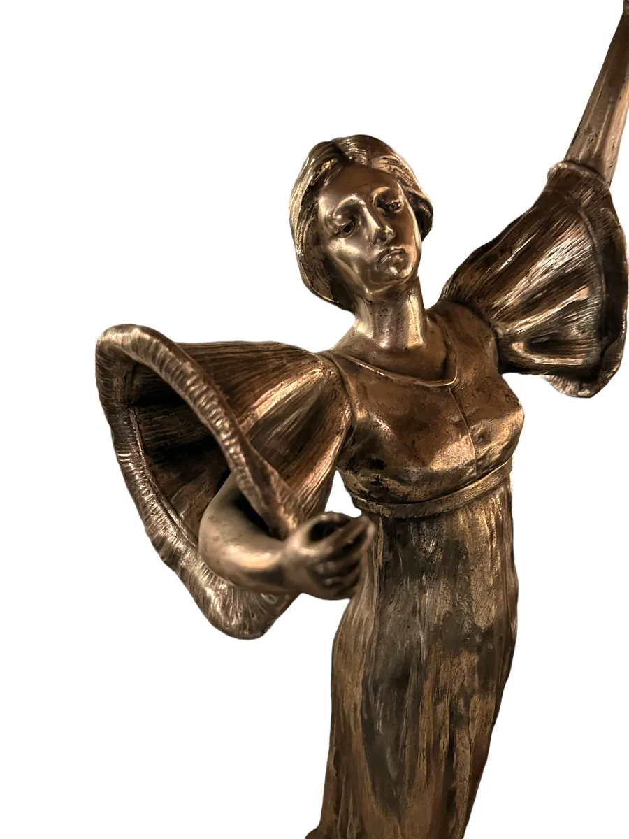 Sculpture antique d'une femme avec des manches détaillées