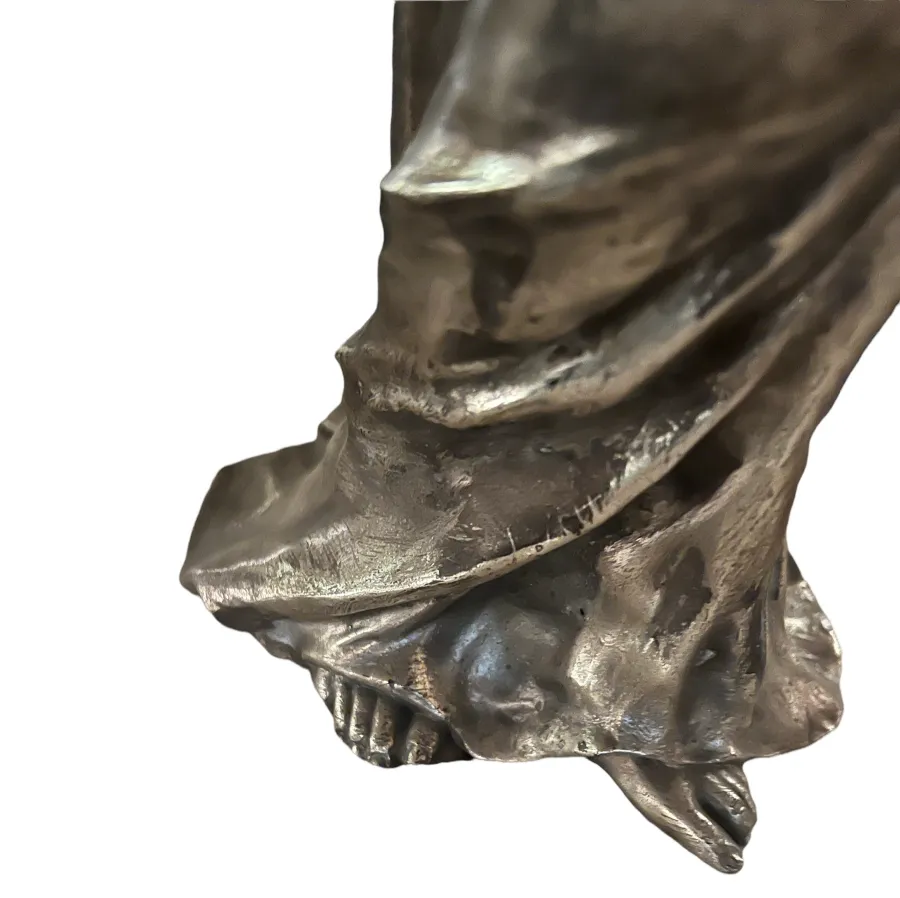 dettaglio del piede in una scultura antica di figura