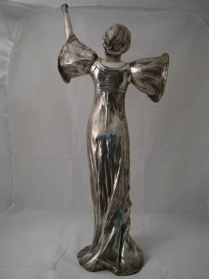 escultura antiga de uma figura feminina com braços abertos