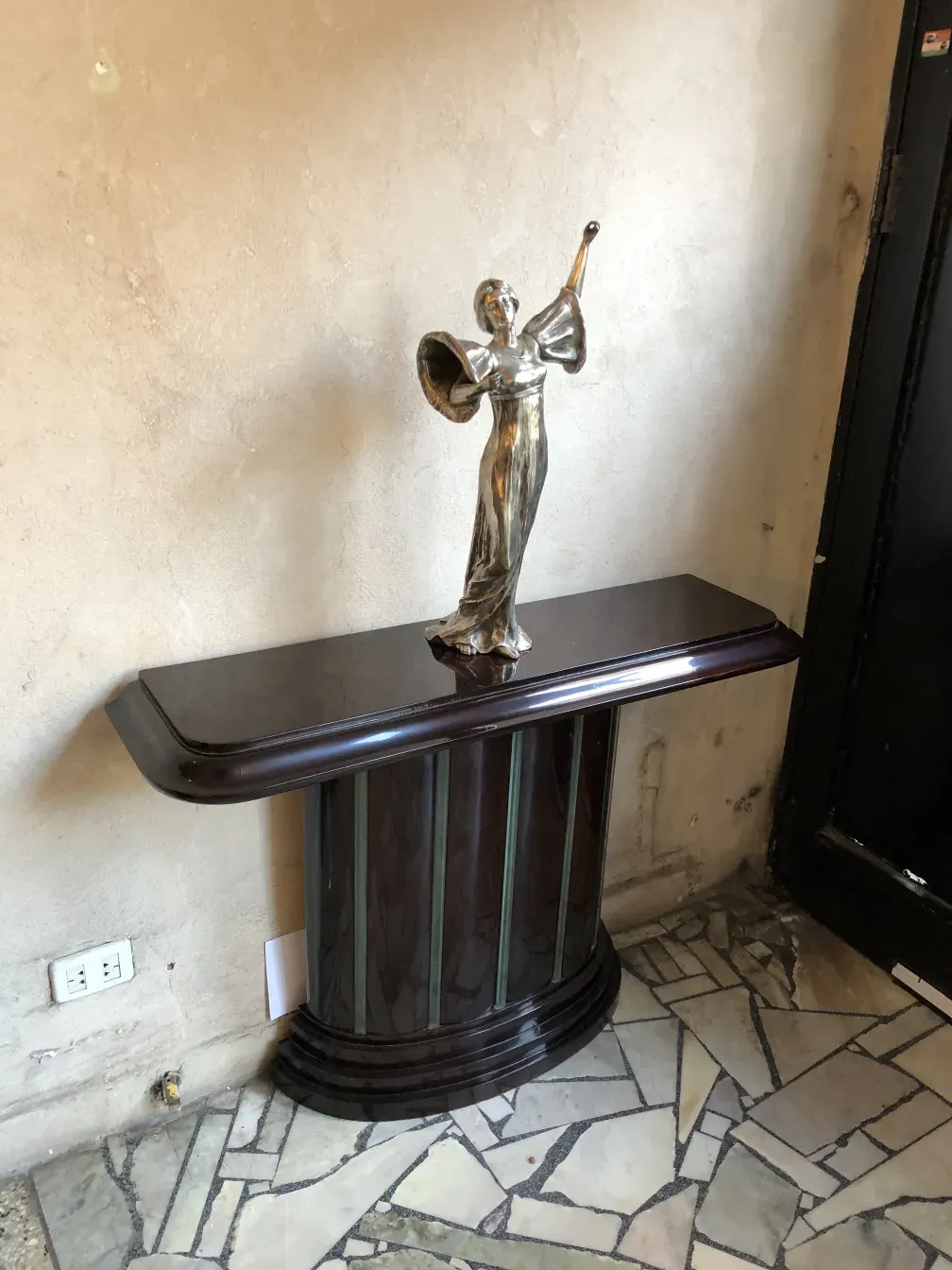 antike Frauenfigur Skulptur in klassischer Umgebung