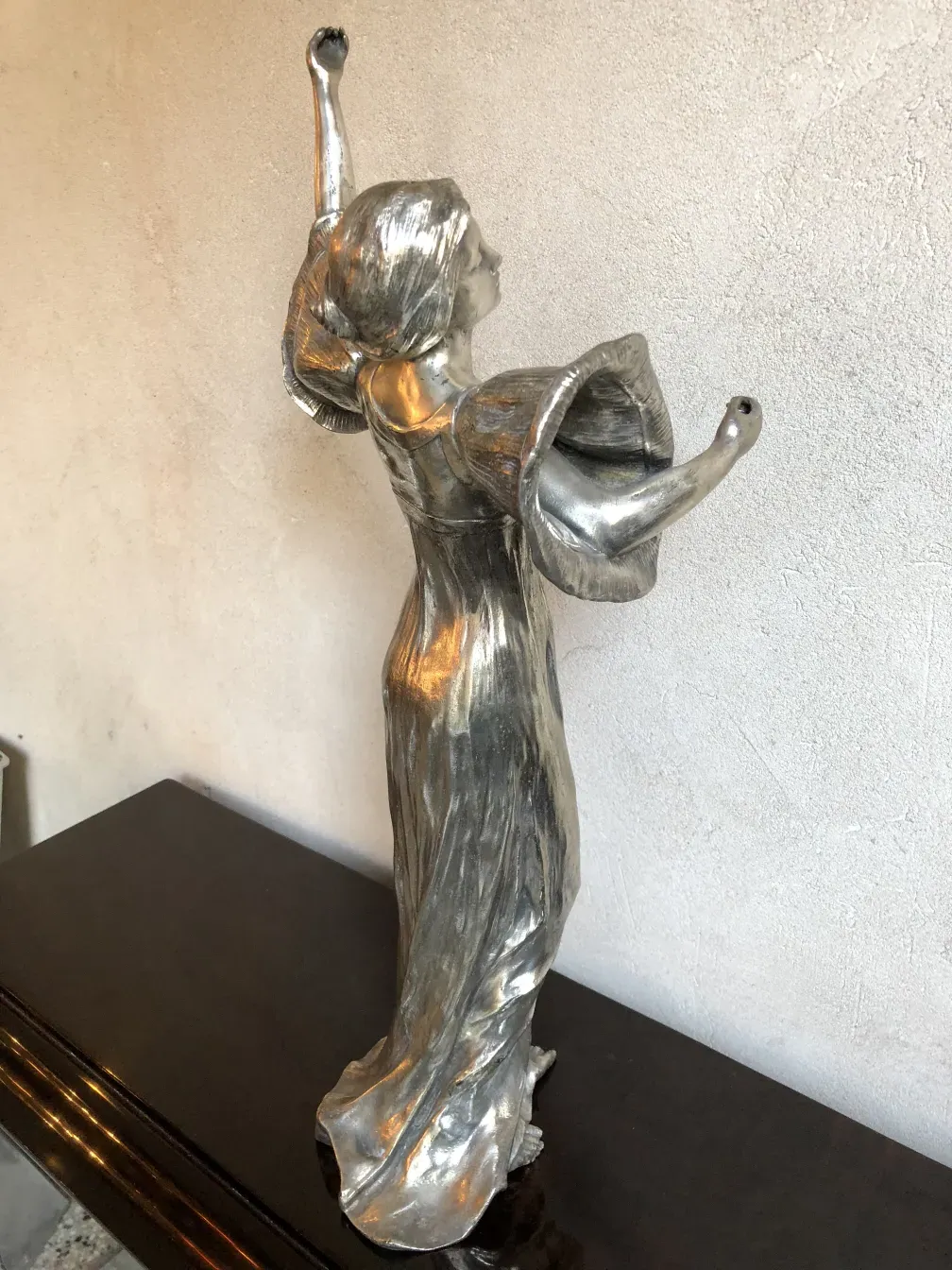 escultura antiga de figura feminina com detalhes intrincados