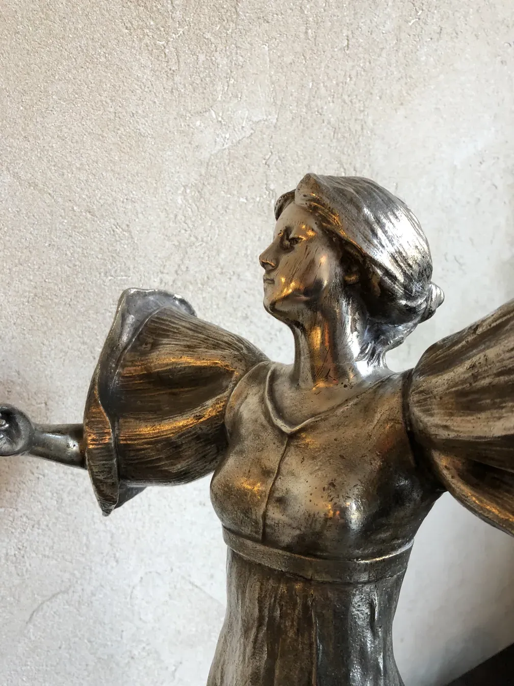 escultura antiga com detalhes ornamentais e expressão
