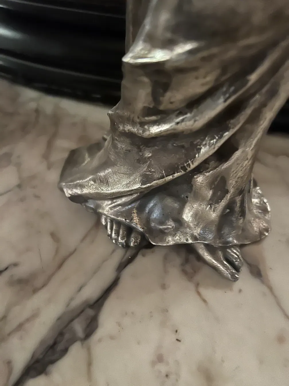 base d'une sculpture ancienne avec des détails