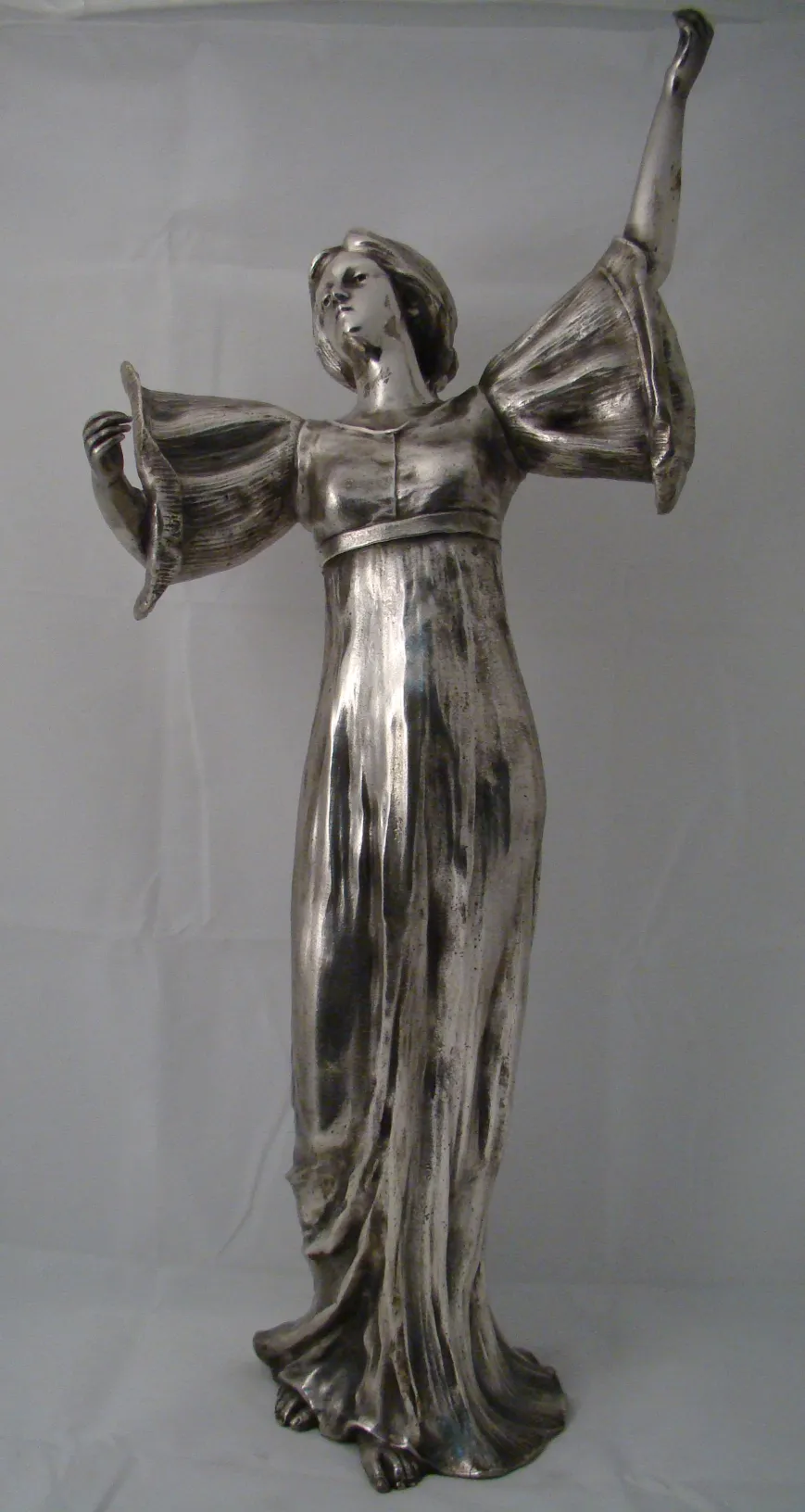antike Skulptur einer Frau in eleganter Kleidung