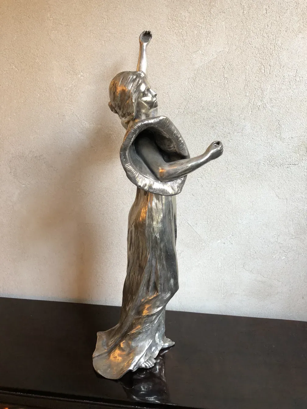 sculpture ancienne de figure féminine levant les bras