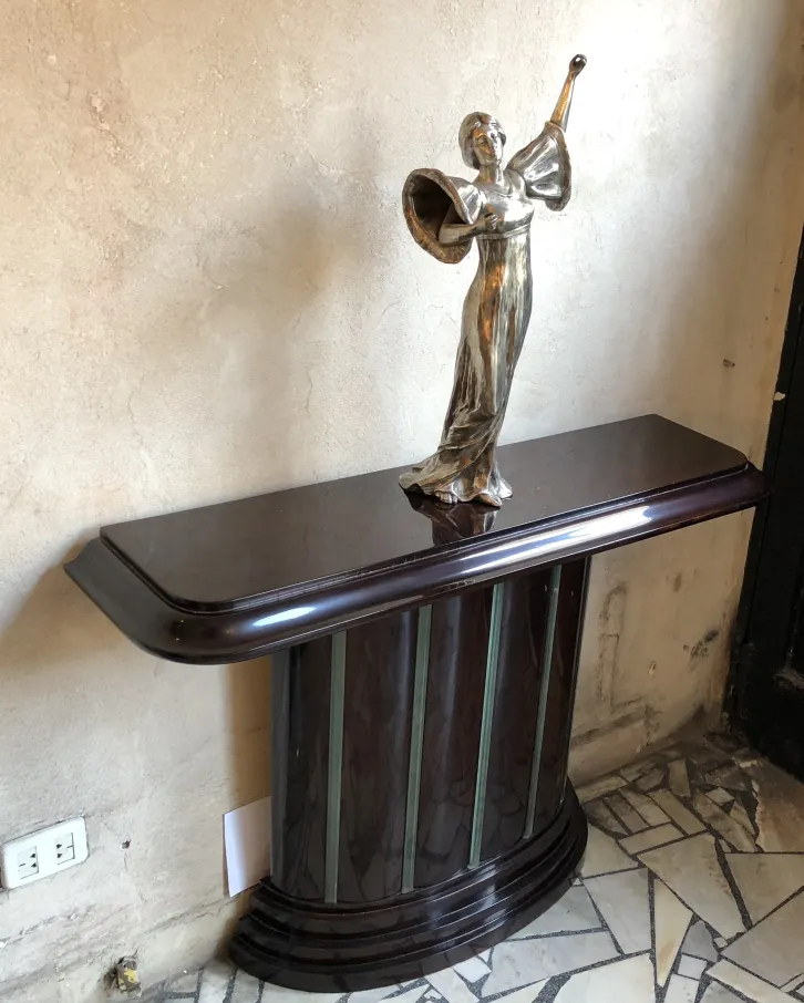 scultura antica di figura umana con dettagli eleganti