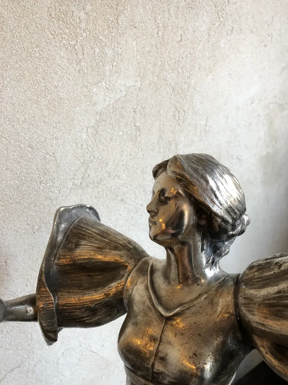 scultura antica di una figura femminile elegante