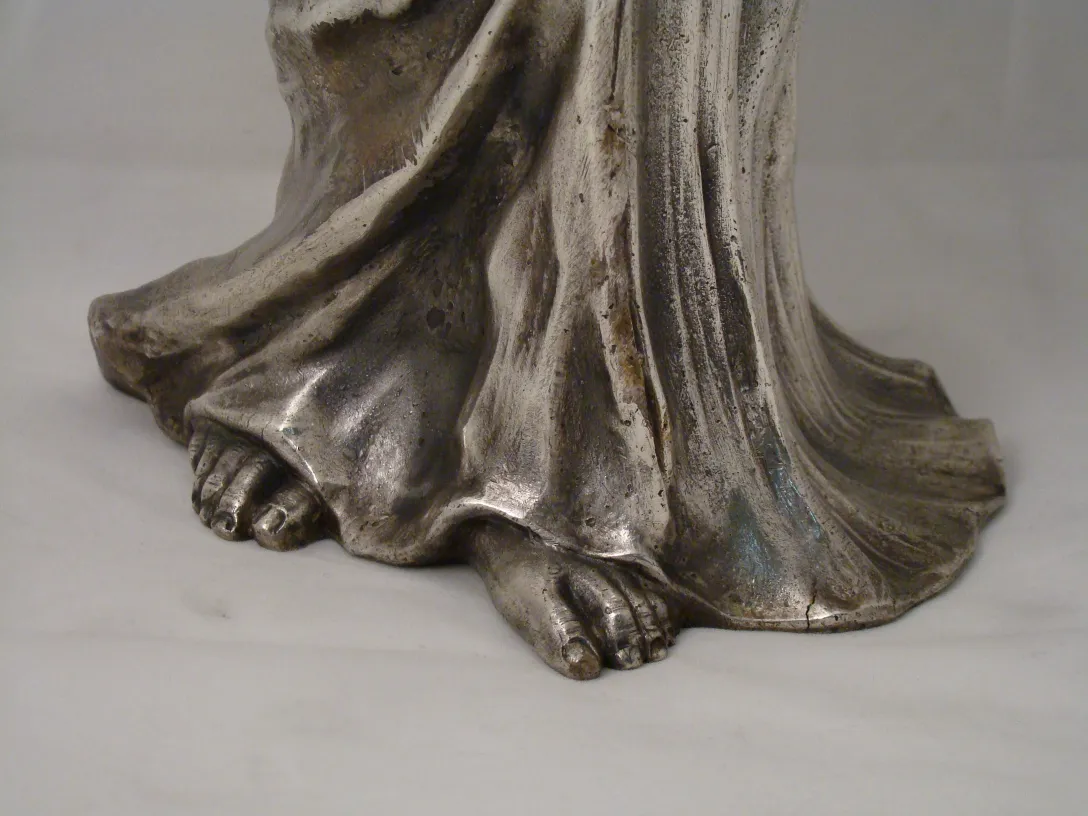 escultura antigua con detallada representación de pies